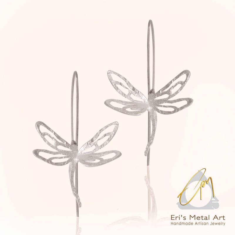 Handgefertigte Silber Libelle Ohrringe, Große Haken Gehämmert Leichte Alltägliche Insekten Ohrringe von ErisMetalArt