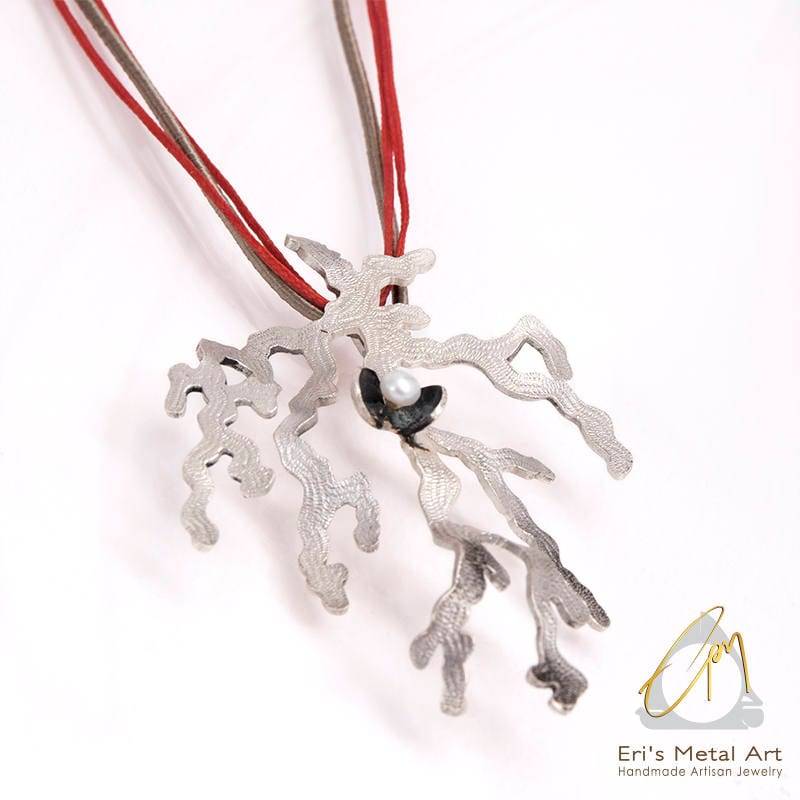 Handgemachte Koralle Anhänger, Von Hand Geformt Silber Oxidiertesilber Und Perle Meer Schmuck, Strand Hochzeitsschmuck, Sommerschmuck Handgemachte Koralle Anhänger, Von Hand Geformt Silber Oxidiertesilber Und Perle Meer Schmuck, Strand Hochzeitsschmuck, Sommerschmuck von ErisMetalArt