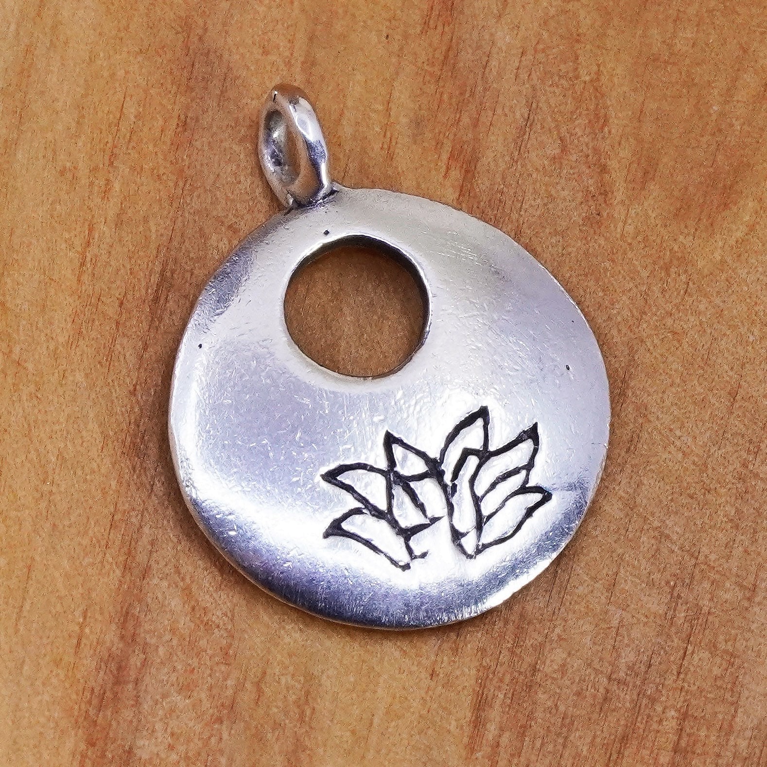 Vintage Sterling Silber Handarbeit Anhänger, 925 Kreis Charm Mit Lotus Blume Geprägt, Gestempelt von ErisSilver