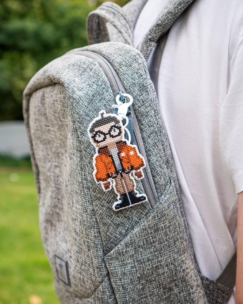 Kim Kitsuragi Kreuzstich Pin - Handgemachter Tribut Für Disco Elysium Fans von Erlenpins