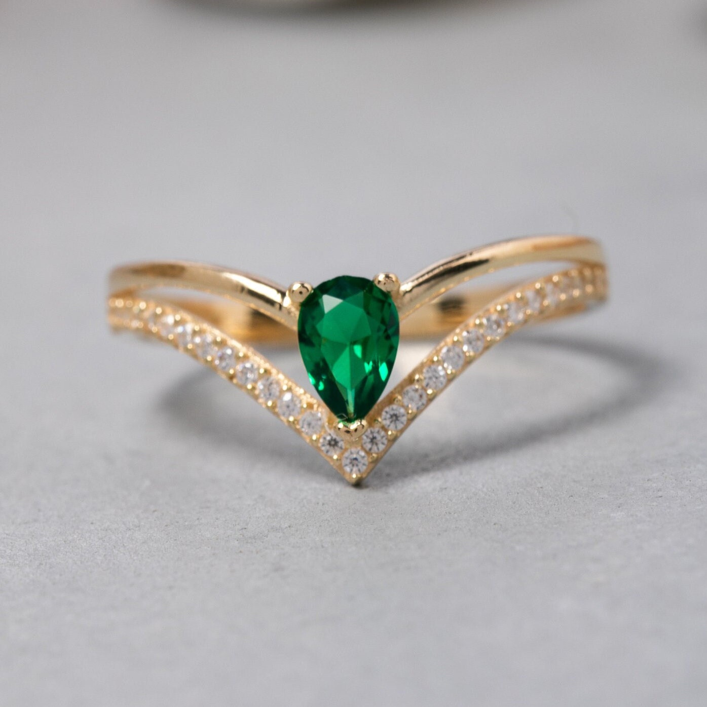 14K Solid Gold V Ring, 925 Sterling Silber Chevron Vermeil Smaragd Pear Cut Muttertagsgeschenk, Valentinstagsgeschenk von ErsJewelryDesign