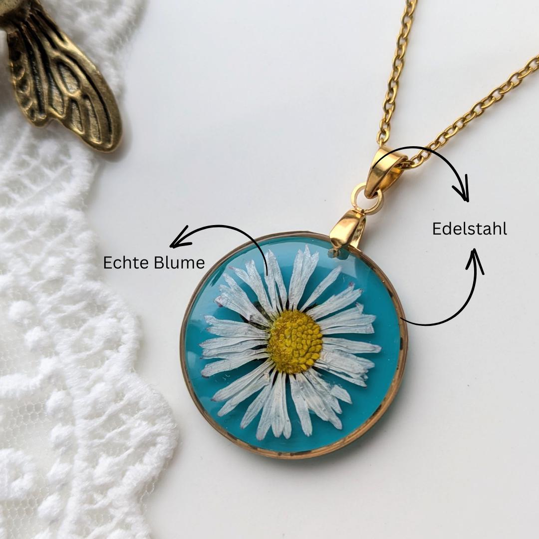 Handgefertigte Halskette Mit Gänseblümchen in Epoxidharz, Runder Anhänger 2, 5 cm, Goldfarben, 45 cm Kette von EsWarEinmalbyVe