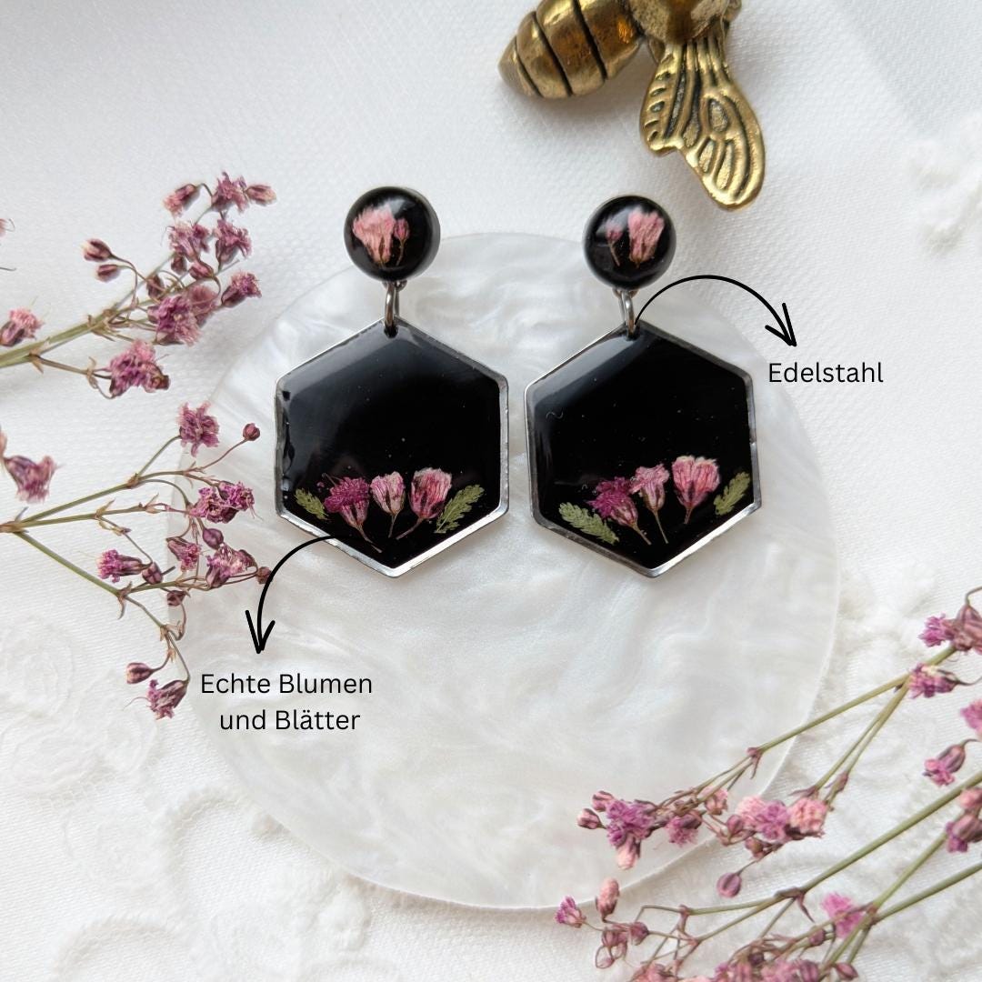Handgefertigte Hexagon-Ohrringe Mit Echten Blüten, Schwarzes Epoxidharz, 45 cm, Silberfarben von EsWarEinmalbyVe