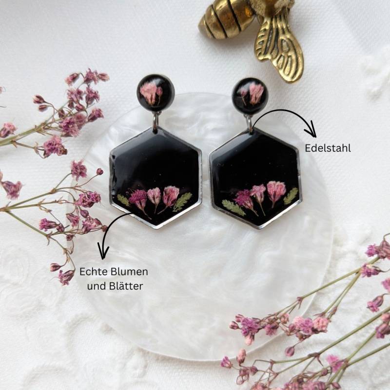 Handgefertigte Hexagon-Ohrringe Mit Echten Blüten, Schwarzes Epoxidharz, 45 cm, Silberfarben von EsWarEinmalbyVe
