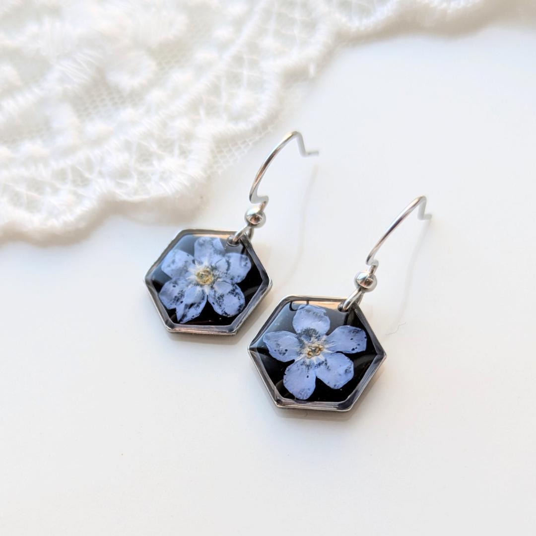 Handgefertigte Hexagon-Ohrringe Mit Echten Blumen, 2, 5 cm, Schwarz-Blau, Harz-Schmuck von EsWarEinmalbyVe