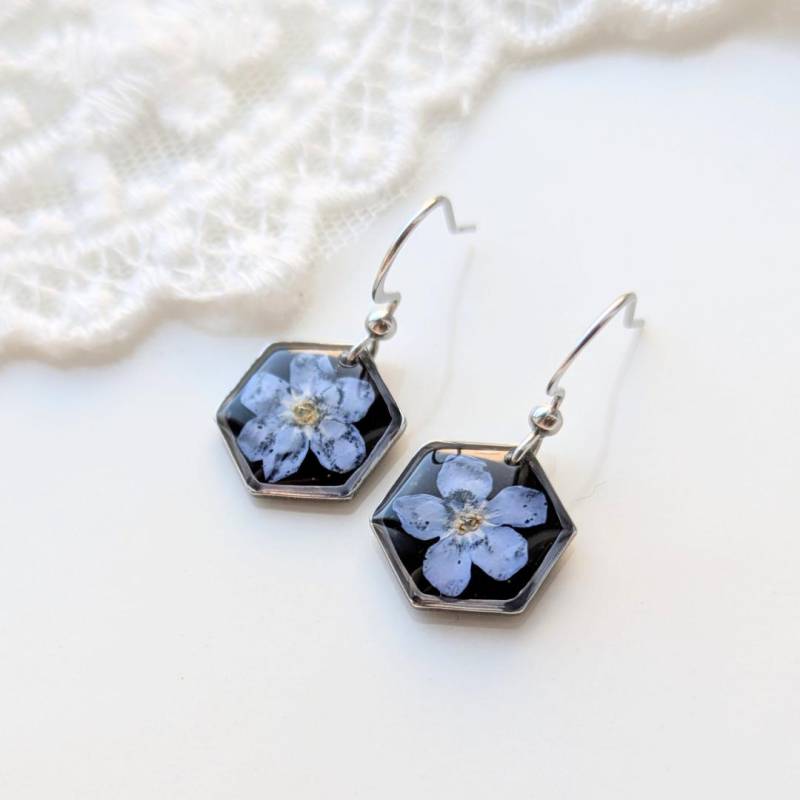 Handgefertigte Hexagon-Ohrringe Mit Echten Blumen, 2, 5 cm, Schwarz-Blau, Harz-Schmuck von EsWarEinmalbyVe