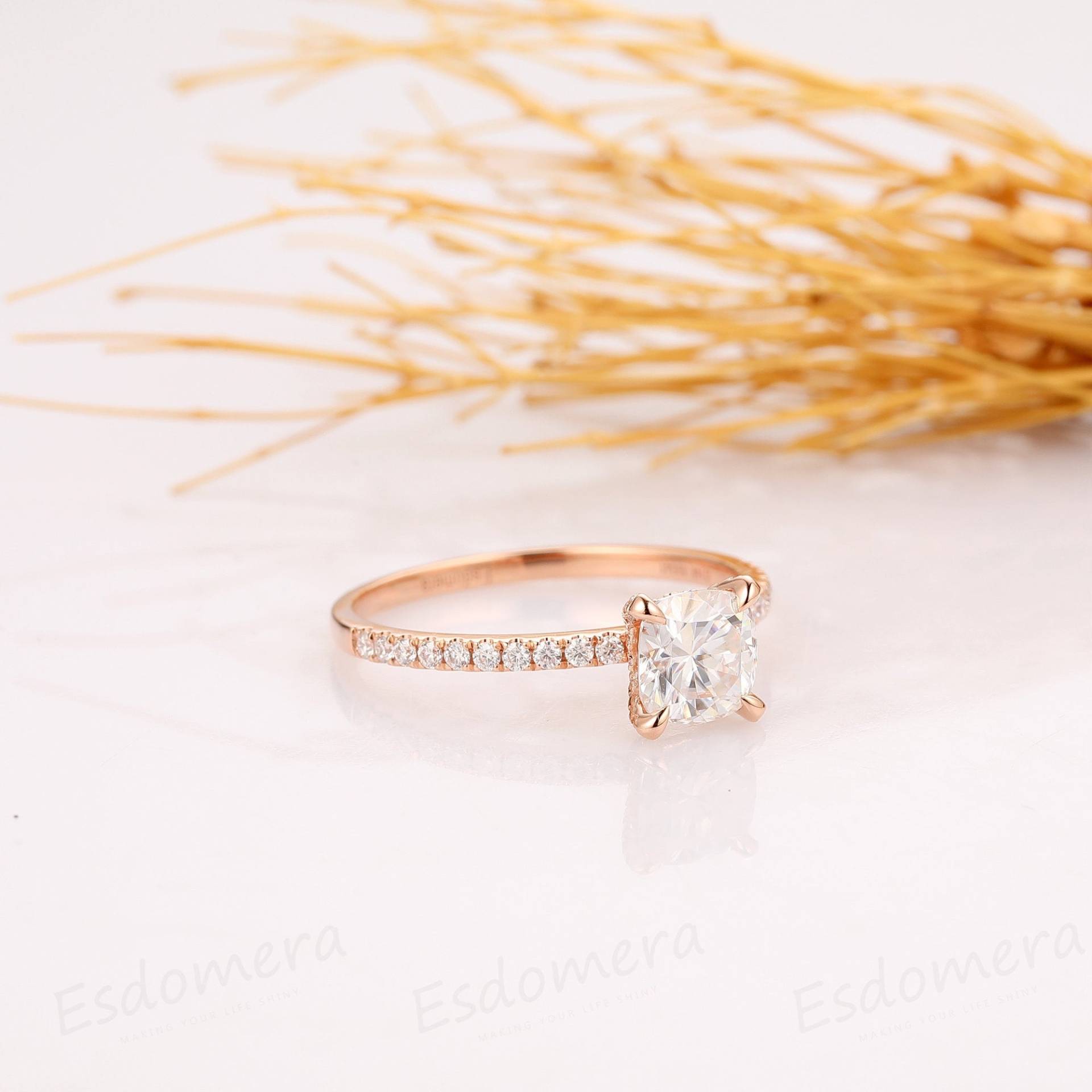 14K Massiver Rosegold 6, 5mm Kissen Cut Moissanit Ehering, Halb Ewigkeit Versprechen Braut Ring, Versteckter Heiligenschein Jahrestag Ring Für Sie von Esdomera