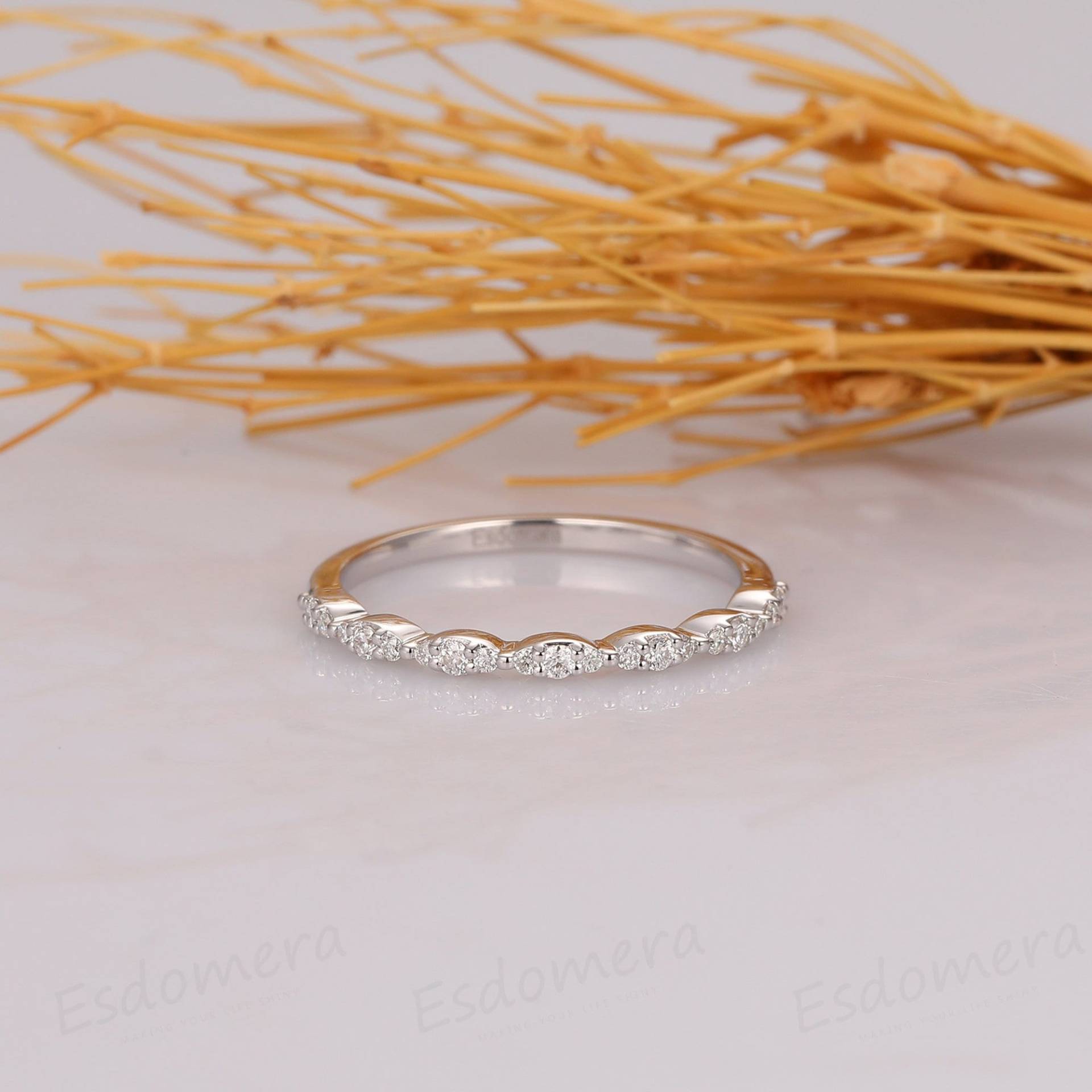 14K Weißgold Halbe Ewigkeit Moissanit Hochzeitsband, Marquise Shaped Art Deco Stapelring, Vintage Braut Jahrestag Geschenk Für Liebhaber von Esdomera