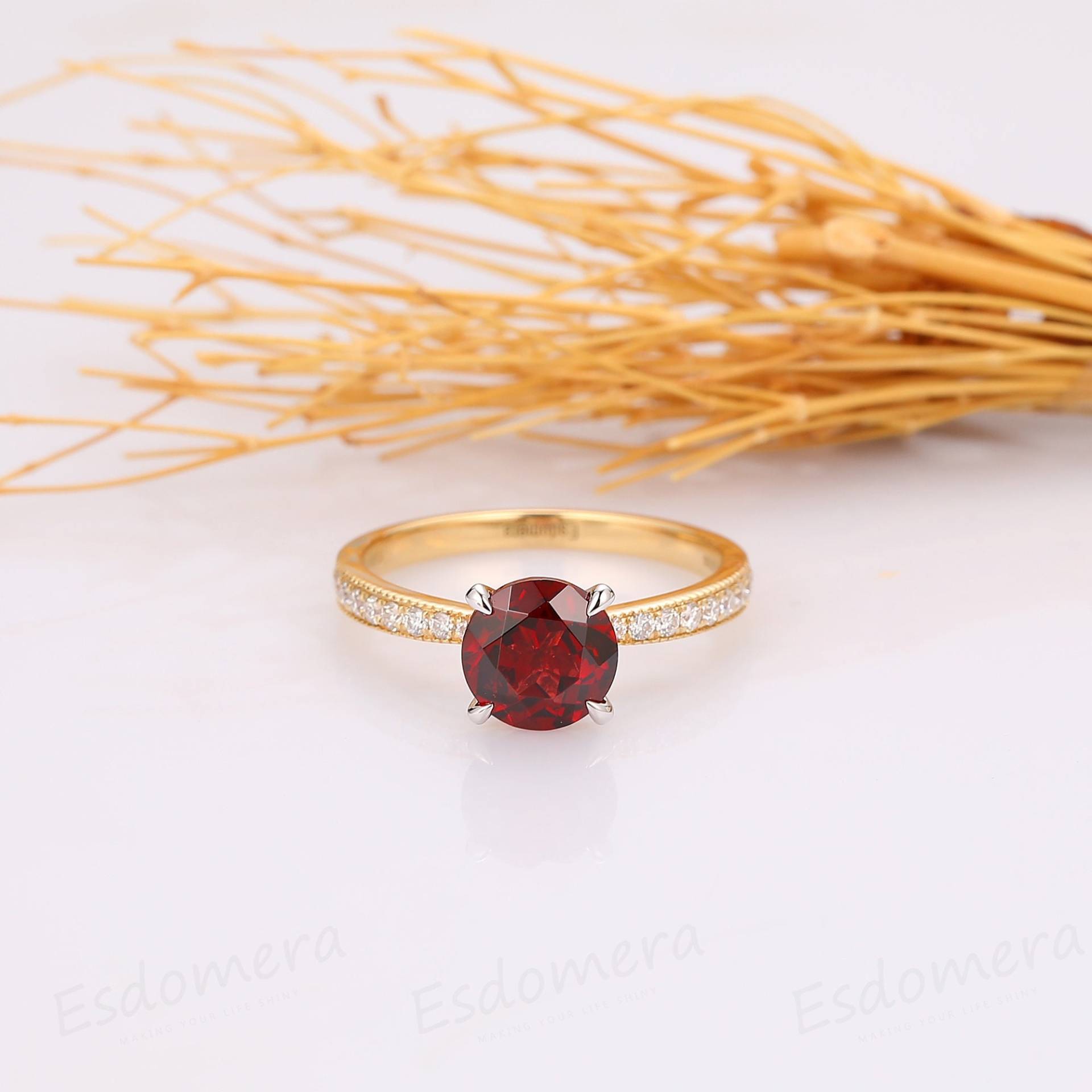 18K Zweifarbiger Gold Verlobungsring, Rundschliff 8mm Natur Rot Granat Ehering, Halb Ewigkeit Ring, Moissanit Akzent Geschenk Für Sie von Esdomera