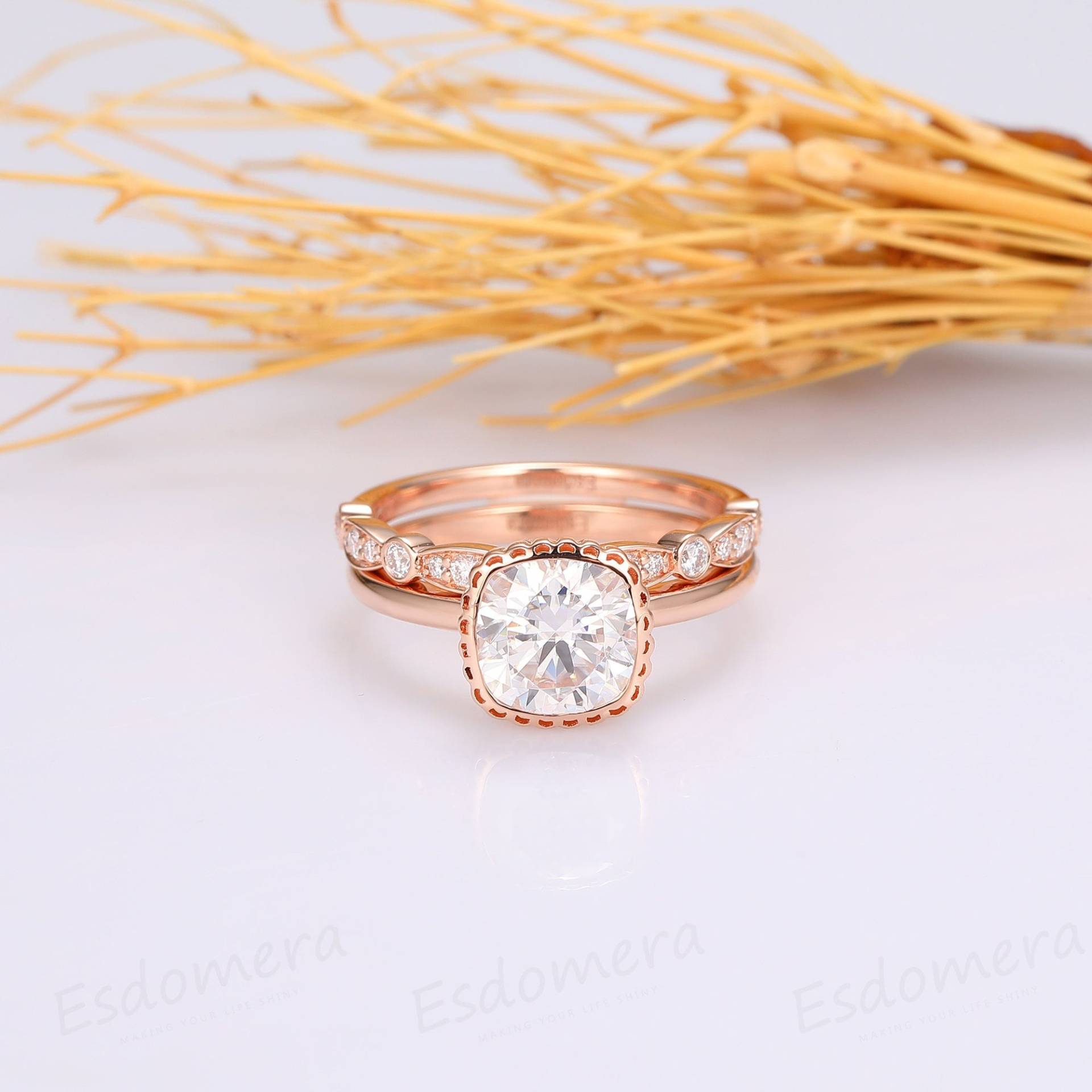 2Ct Kissen Cut Moissanit Verlobungsring Set, Massiver 14K Rose Gold Brautring Handgemachte Jubiläum Ring Stapelband von Esdomera