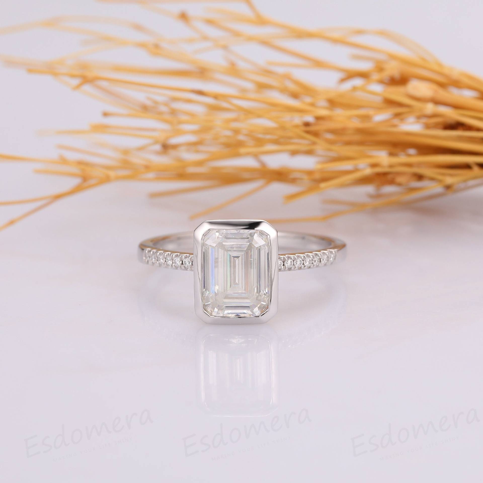 3Ct Smaragd Cut Moissanit Verlobungsring, 14K Weißgold Lünette Set Ehering, Halb Ewigkeit Band Ring, Art Deco Braut Geschenk von Esdomera