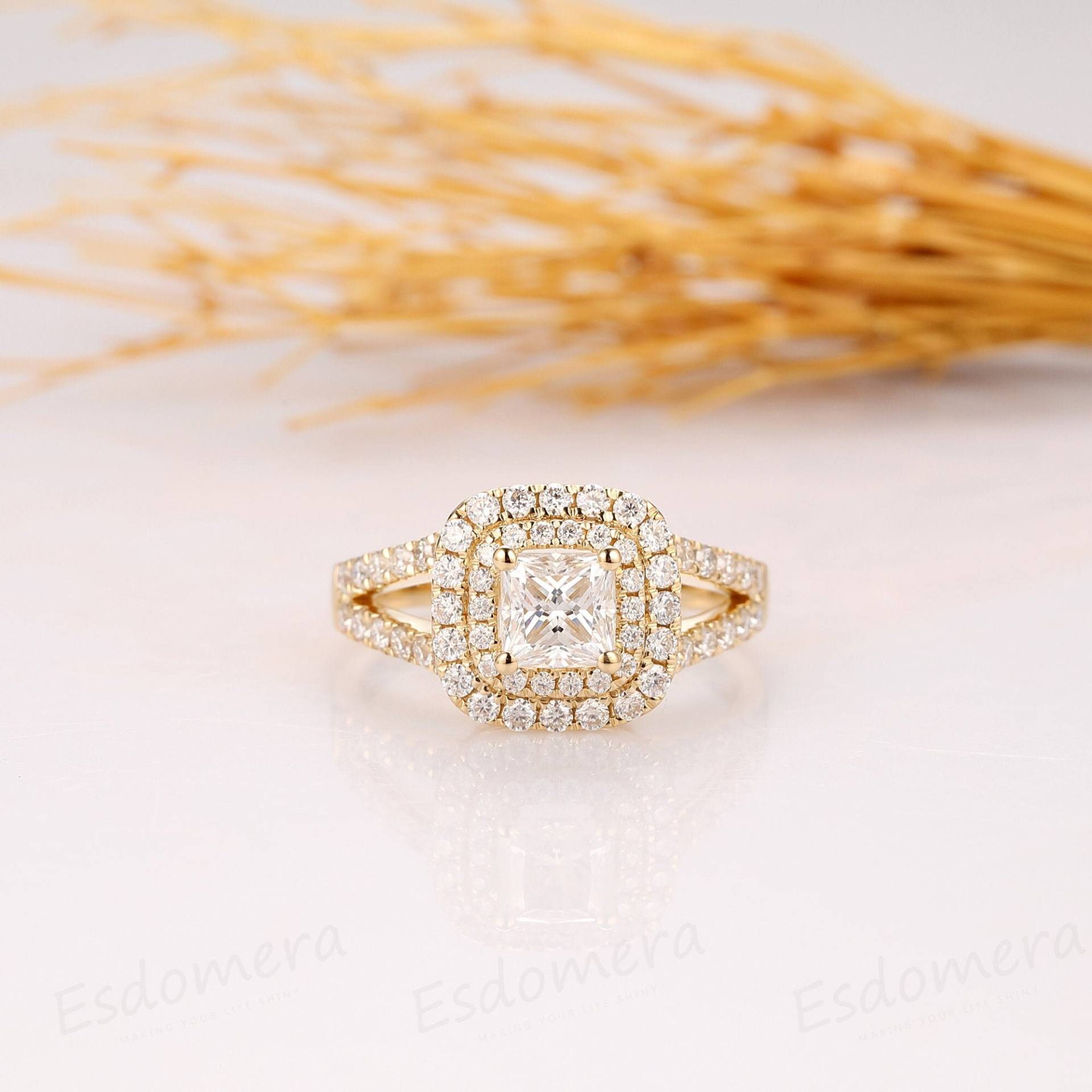 5mm Princess Cut Moissanite Verlobungsring, Doppel Halo Ring, Gelbgold Ehering, Split Shank Band Design, Jubiläum Brautring von Esdomera