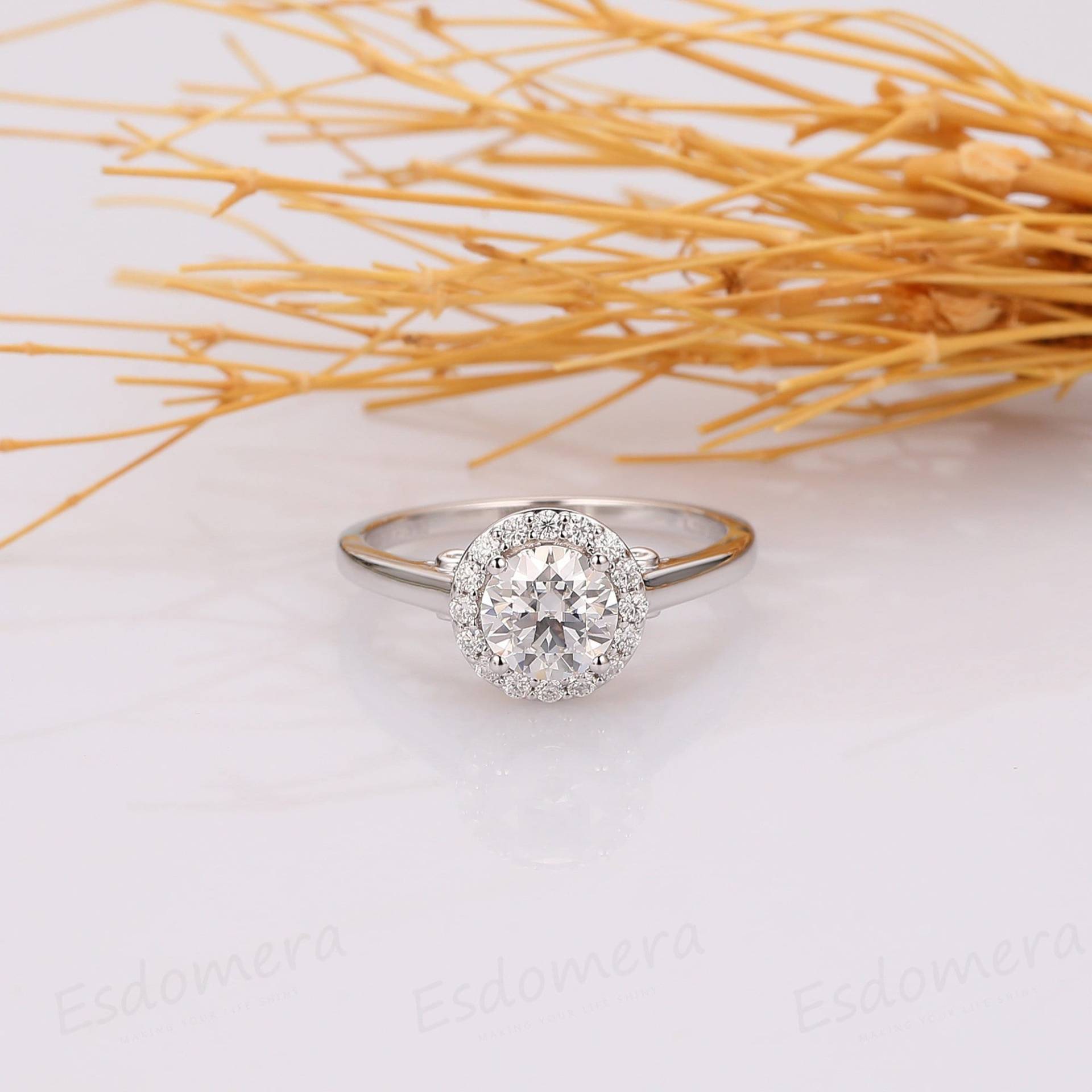 6mm Rundschliff Moissanite Verlobungsring, Solider 10K Weißgold Halo Ring, Versprechen Jahrestagsgeschenk Für Frauen, Art-Deco-Ring von Esdomera