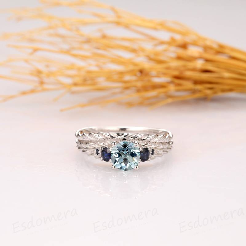 6mm Rundschliff Natürlicher Aquamarin Verlobungsring, 14K Weißgold Brautring Set, Gebogener Ehering, Versprechen Set von Esdomera