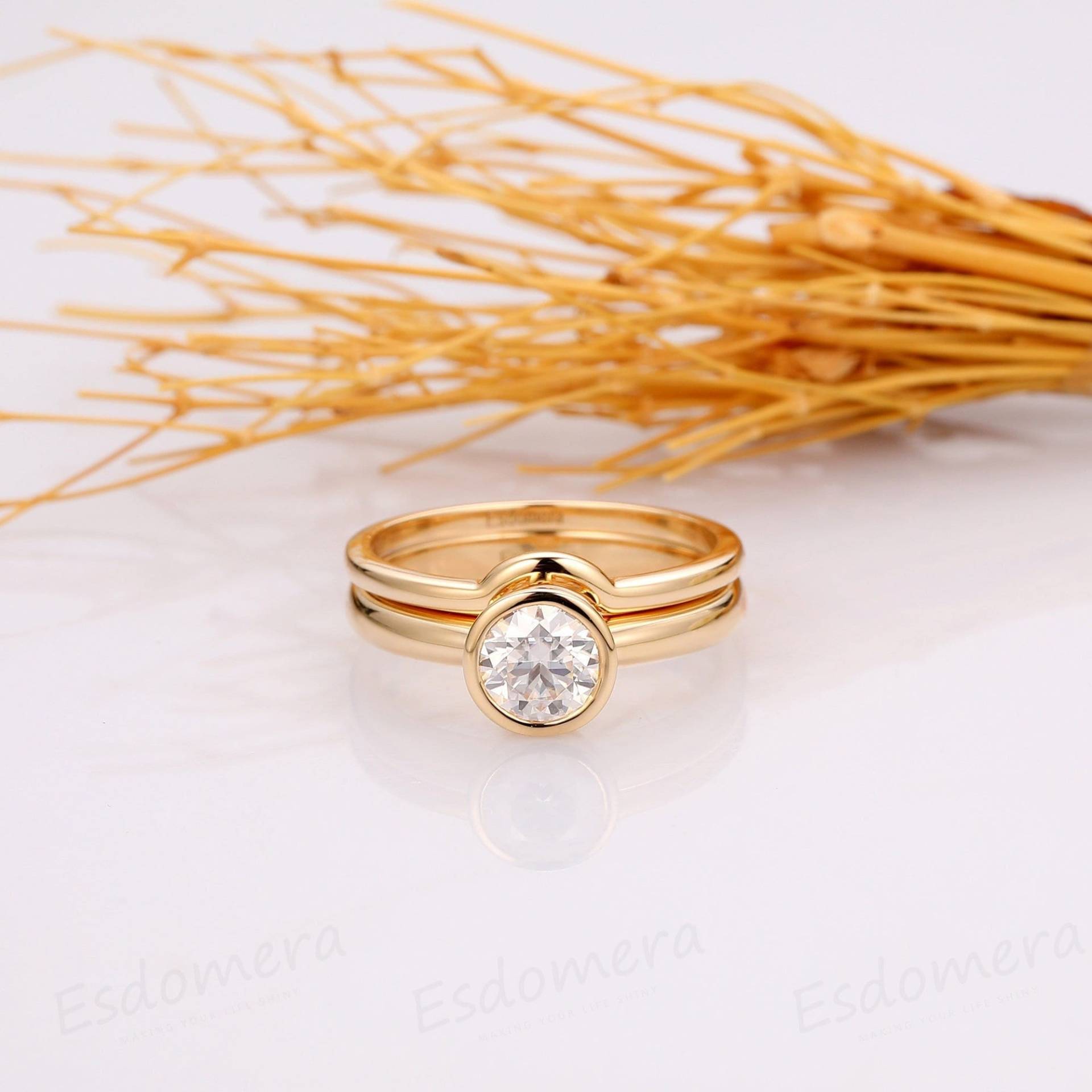 6mm Rundschnitt Moissanite Verlobungsring, 14K Weißgold Ehering Set, Low Profile Ring, Schlicht Gebogener Ehering, Versprechen Ring von Esdomera