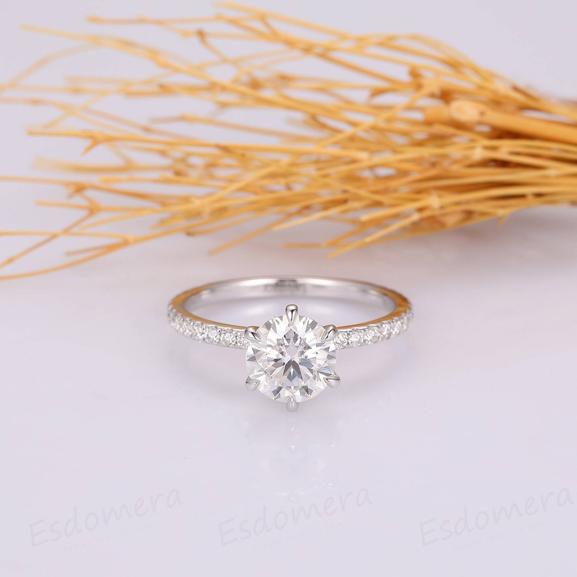 8mm Rundschliff 2Ct Moissanite Ehering, 3/4 Ewigkeit Verlobungsring, Vintage Braut Versprechen Ring, Art Deco Jahrestag Ring von Esdomera