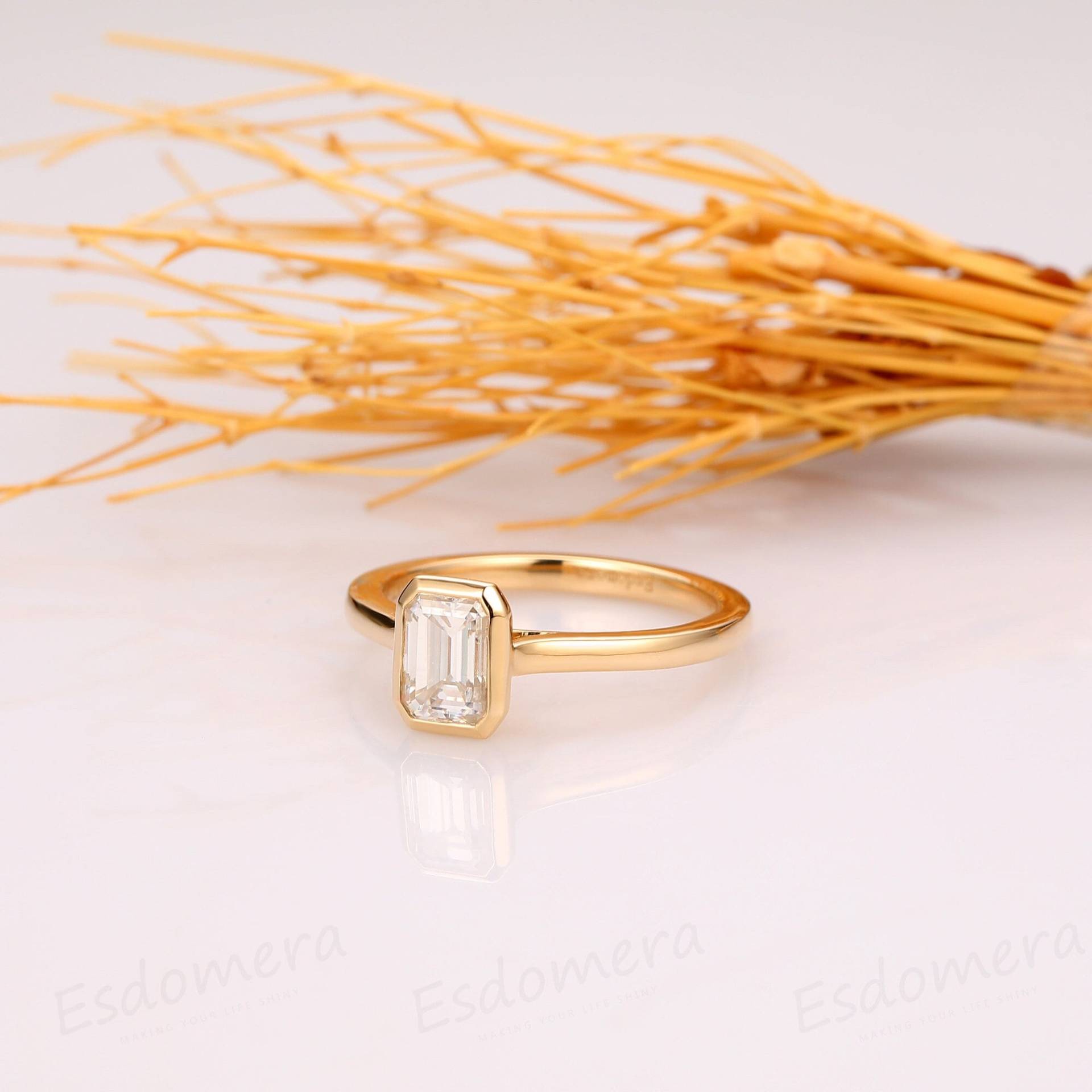 Art Deco Schmuckring, 1Ct Smaragdschliff Moissanite Verlobungsring, 14K Gold Lünette Einstellung Hochzeitstag Ring, Braut Versprechen Ring von Esdomera