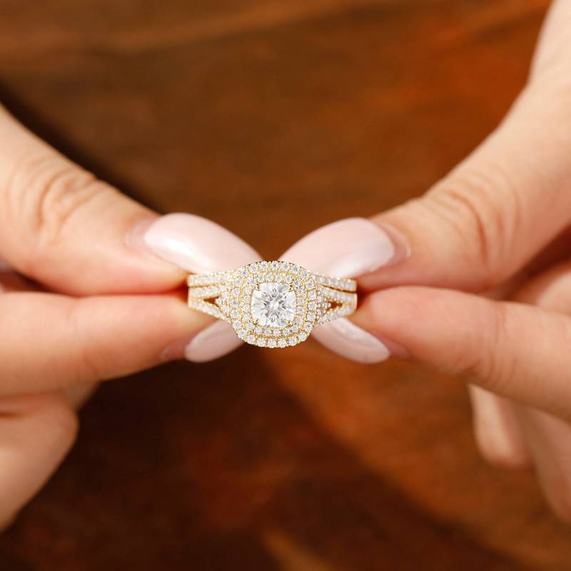 Braut Ehering Set, Kissenschliff 1Ct Moissanit Verlobungsring, Doppelter Halo-Ring, 14K Weißgold Gebogener Ehering, Jubiläumsring von Esdomera