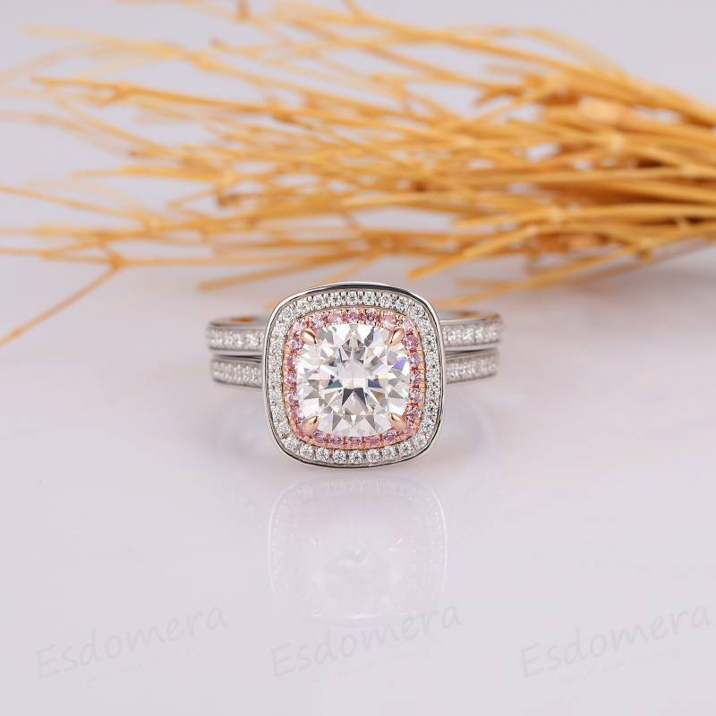 Cushion Cut 2Ct Moissanite Verlobungsring, Doppel Halo Ring, Zierliche Stapelringe, 14K Two Tone Gold Braut Ring Set, Gebogener Ehering von Esdomera