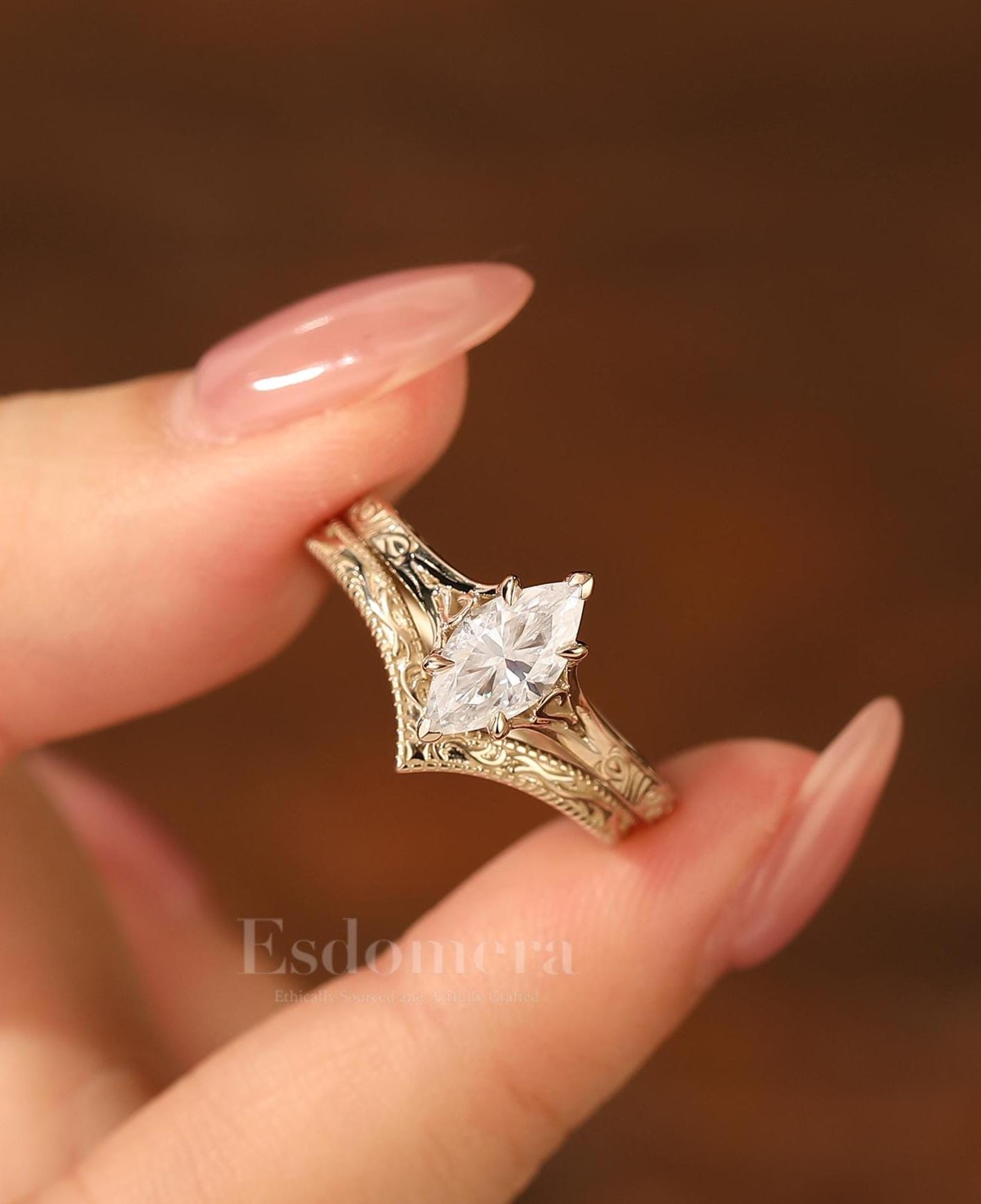 Einzigartige Flache Flügel Marquise Cut 1Ct Moissanite Verlobungsring Set, Jubiläumsversprechen Ring Antikes Graviertes Band Brautring Set von Esdomera