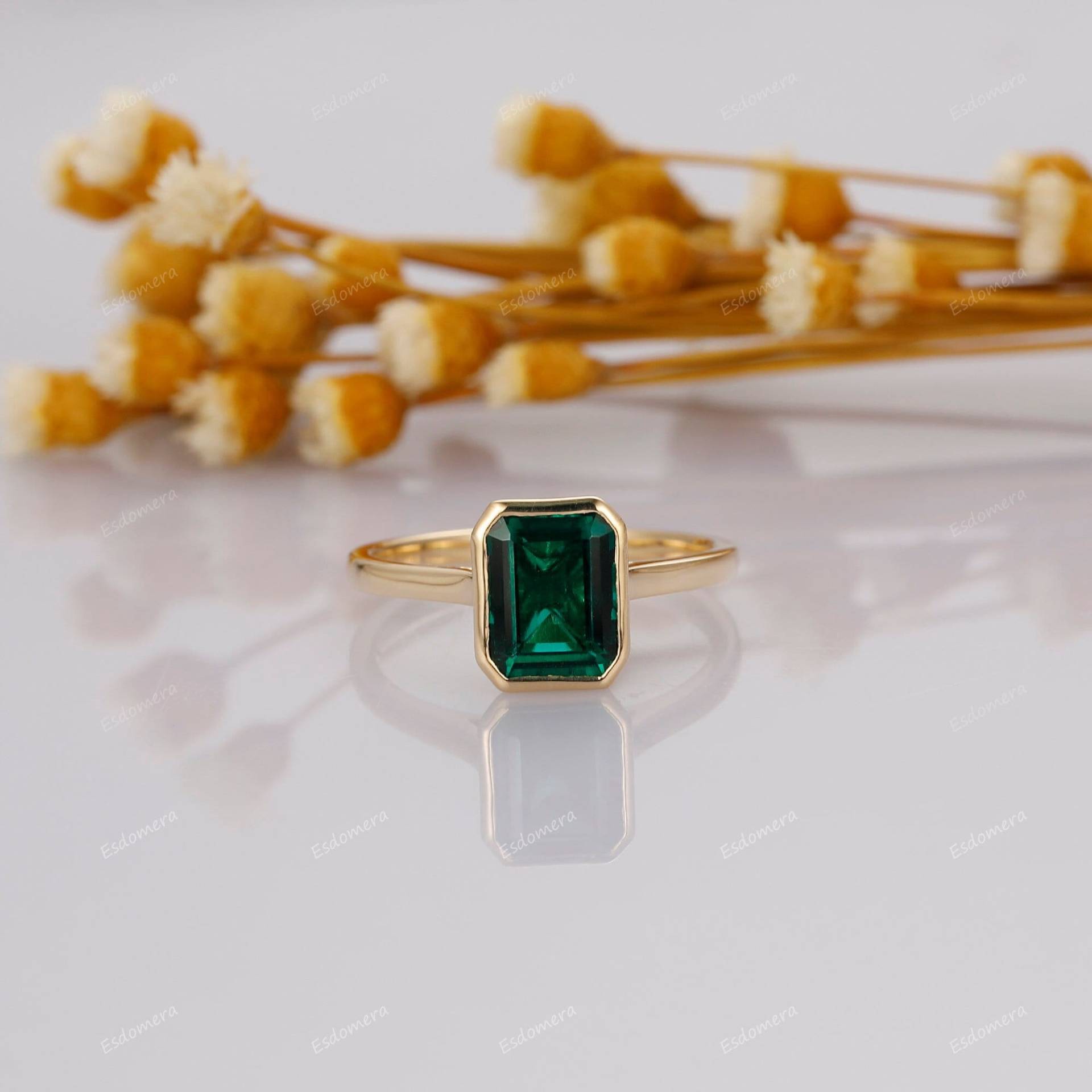 Einzigartiger Mai Birthstone Ring, 3Ct Smaragd Schliff Verlobungsring, Lünette Set Jahrestag Ring Für Frauen, Vintage Solitär von Esdomera