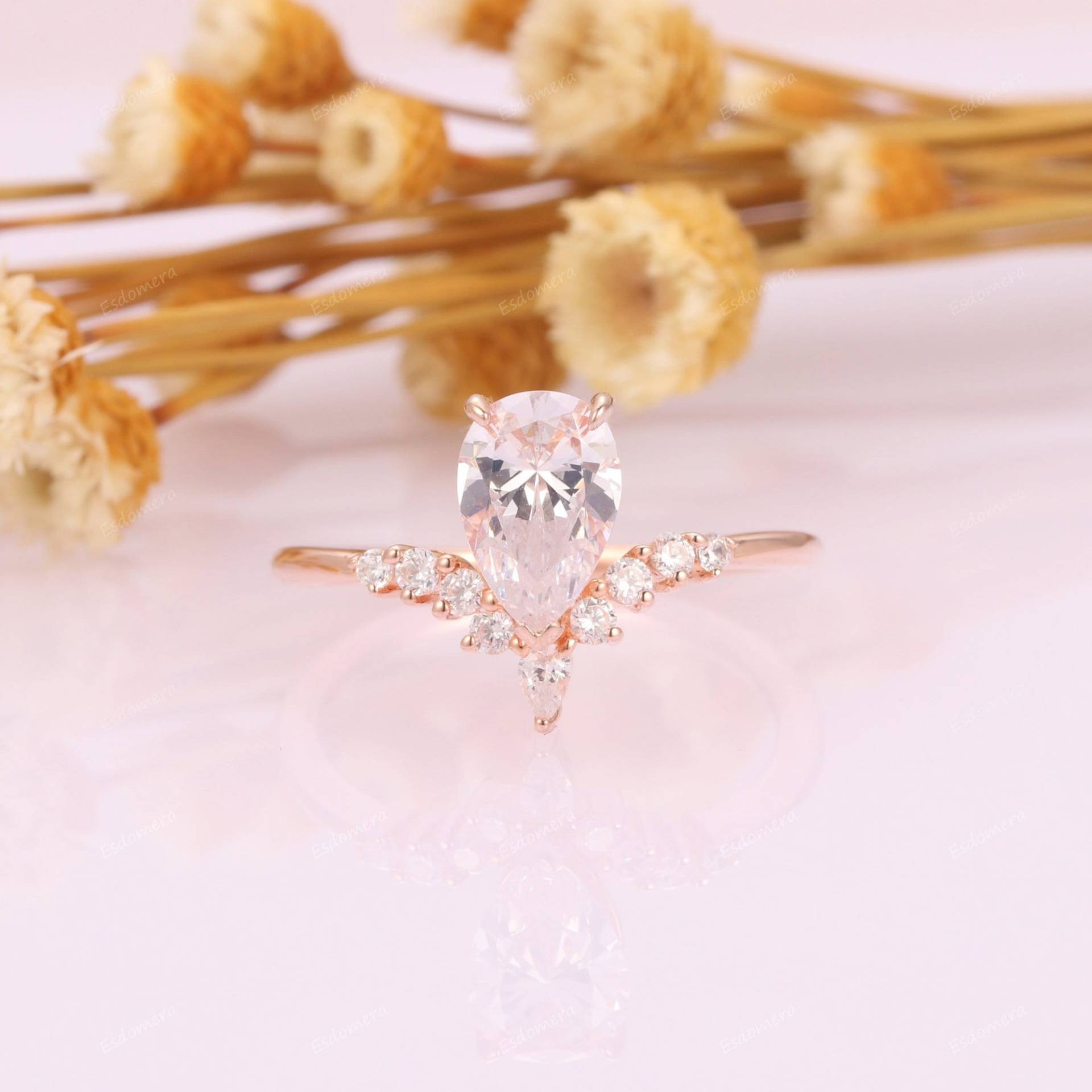 Einzigartiger Moissanite Ring, Vintage Birnenförmiger 1, 5 Karat Einzigartiger Rose Gold Versprechen Jubiläum Ift Für Sie, Prong Set Brautring von Esdomera