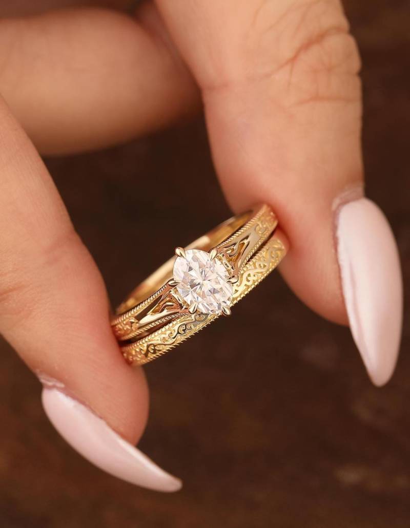 Filigrane Moissanite Verlobungsring Set Gelbgold Stapeln Band Vintage Frauen Hochzeit Versprechen 2St Oval 1Ct Brautring von Esdomera