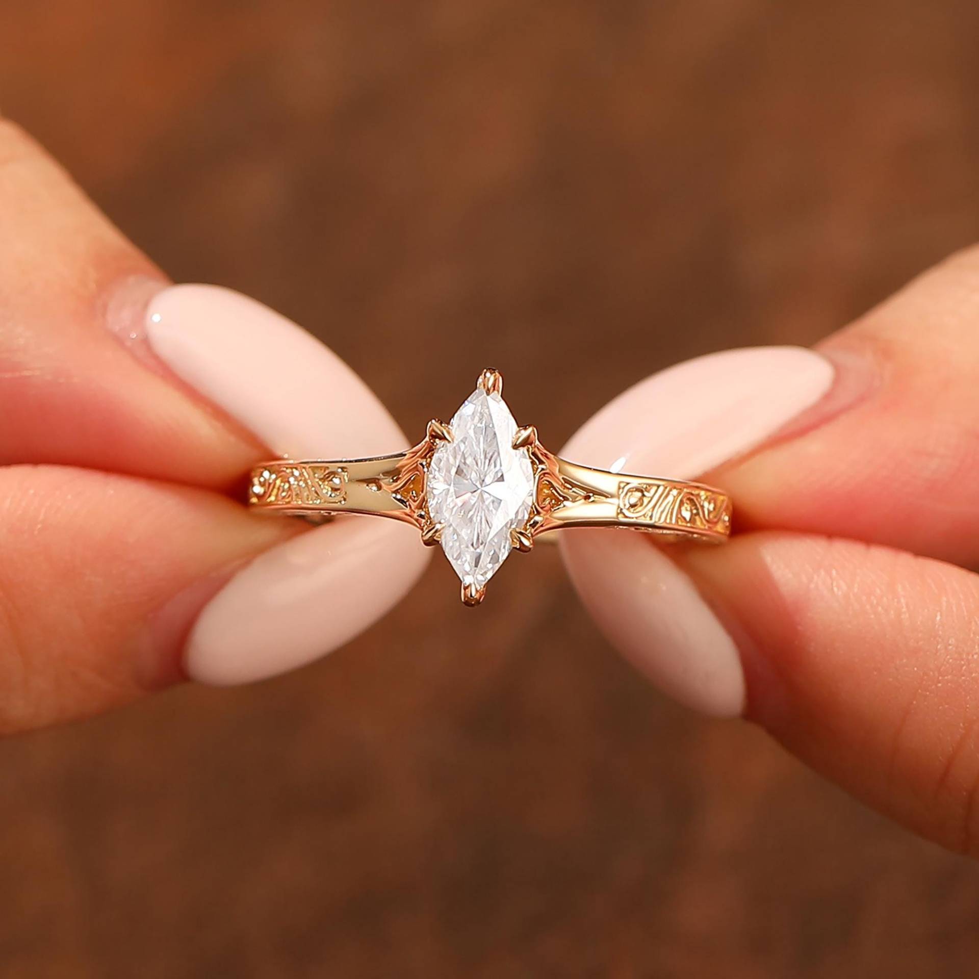 Flache Flügel Marquise Cut 1Ct Moissanit Solitär Ring, Blatt Graviert Art Deco Verlobungsring, Handgemachtes Jahrestagsgeschenk Für Frauen von Esdomera