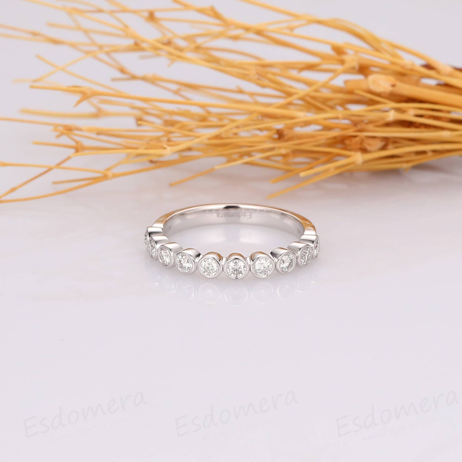 Floating Bubble Bezel Set Stapelbares Band, Weiß Gold Moissanit Verlobungsband, Art Deco Ehering, Halb Eternity Band Ring von Esdomera