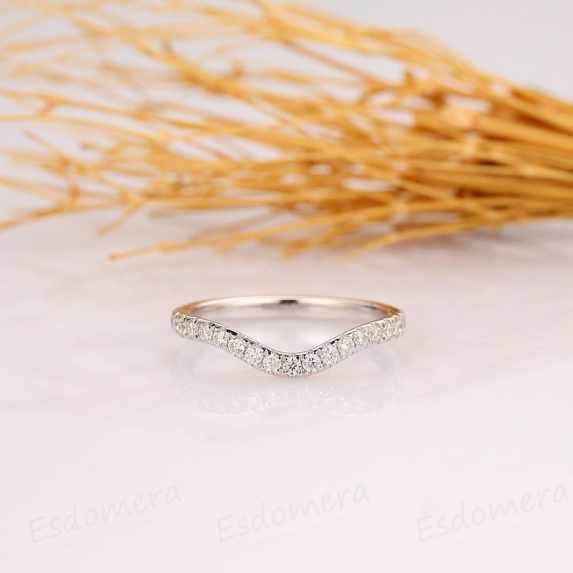 Geschwungener Moissanite Wedding Band, 14K Weißgold Jubiläumsring, Matching 3/4 Eternity Braut Versprechen Ring von Esdomera