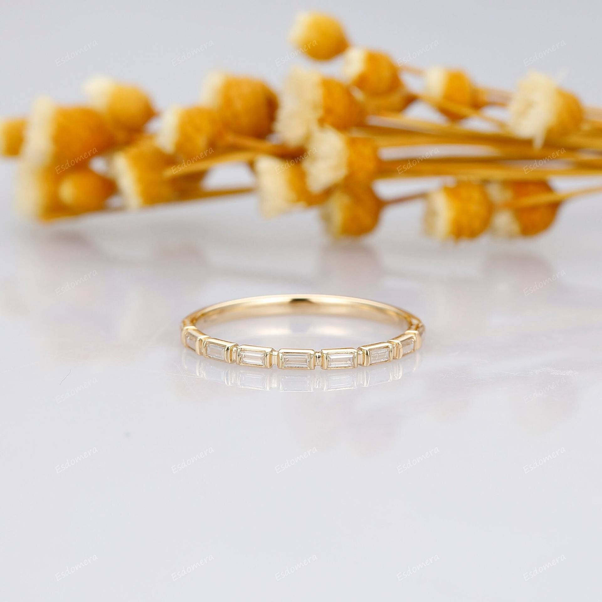 Gold Minimalist Ring, Low Profile Baguette Moissanite Brautring, Zierlicher Stapelring, Brilliant Ehering Für Sie von Esdomera