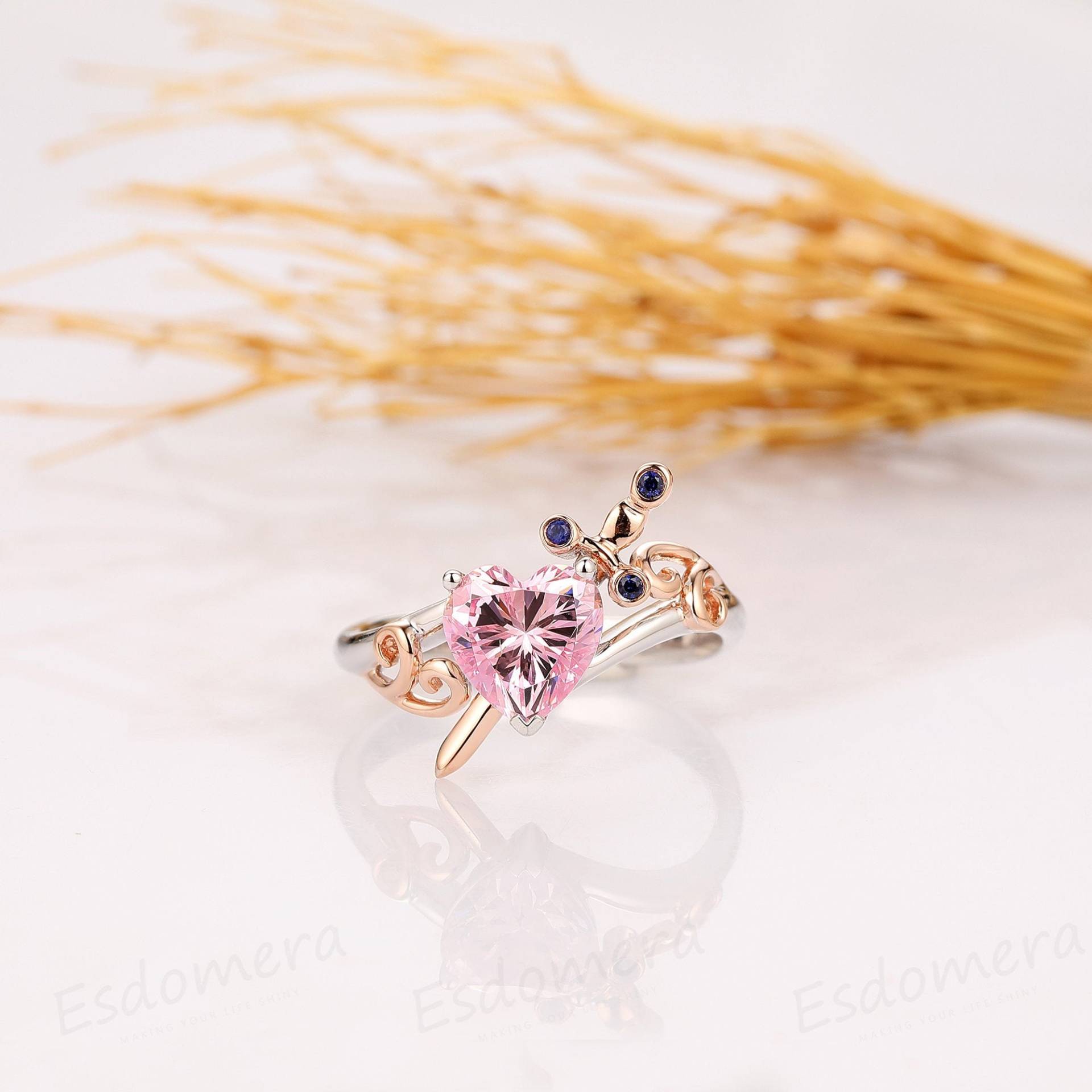 Herzschliff 2Ct Pink Simulierter Diamant Verlobungsring, 14K Zweifarbiger Goldring, Videospiel Pfeil Stil Eheringe, Jahrestagsringe Geschenk von Esdomera