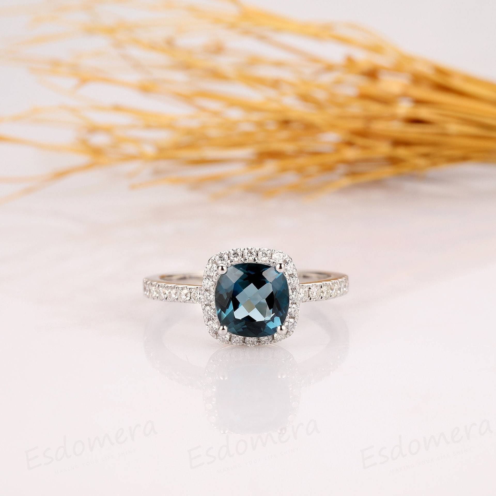 London Blautopas Ring, Cushion Cut 2Ct Topas Verlobungsring, Halo Ring Design, Weißgold Ehering, Art Deco Braut Versprechen von Esdomera