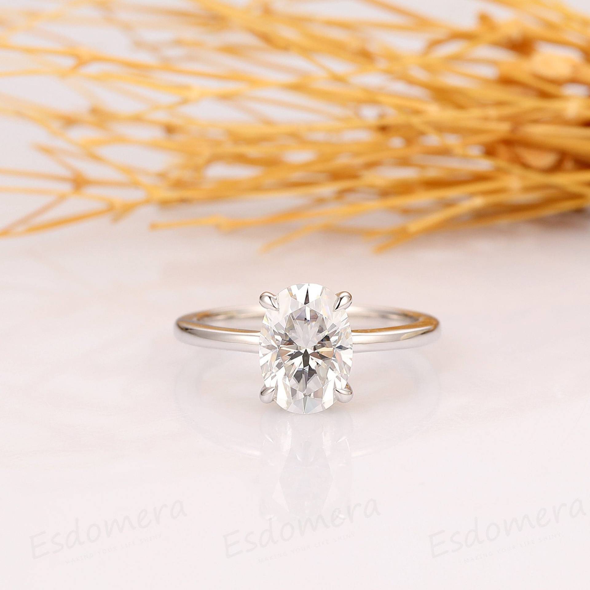 Low Profile Oval Cut Moissanite Verlobungsring, 14K Weißgold Damenring, Solitär Brautring, Jubiläumsring, Schlichtes Band von Esdomera