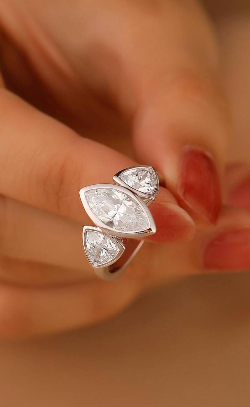 Lünette Set Drei Stein Ring, Marquise Form 2Ct Moissanite Verlobungsring, Trillion Ehering, Solid Gold Brautring von Esdomera