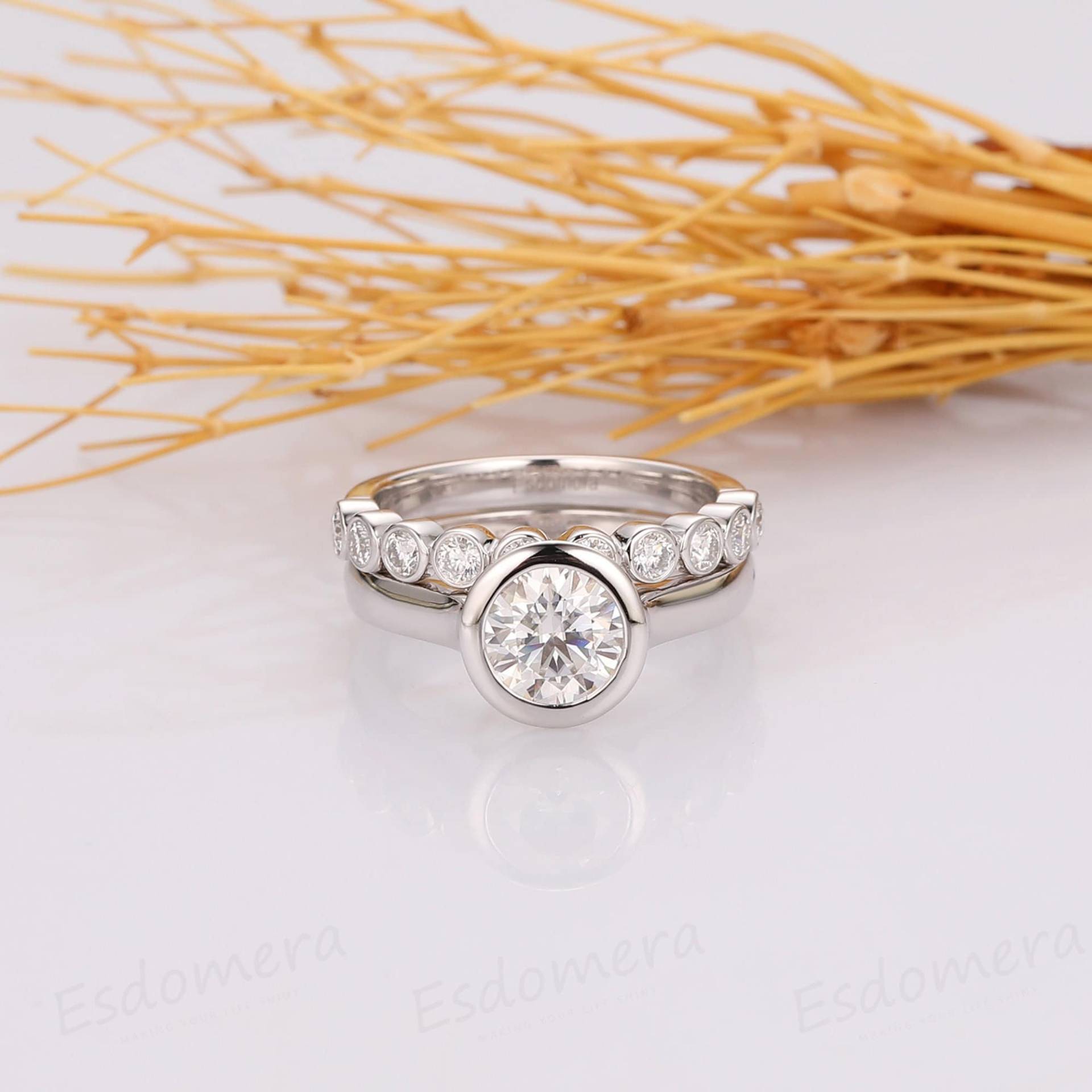 Lünette Set Moissanite Brautsets, 1Ct Runde Hochzeit Verlobungsring Set, Art Deco Brautjubiläum Ring, Solitraire Ring von Esdomera