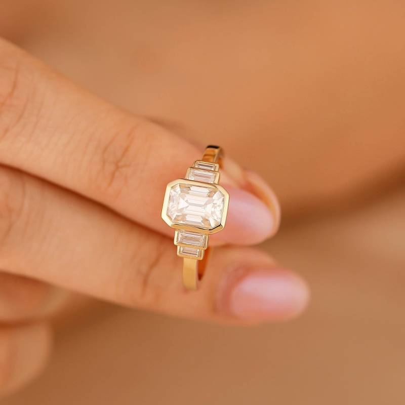 Lünette Set Ring, Moissanite Verlobungsring Im Smaragdschliff, Statement Ring Für Sie, Baguette Akzentring, Ehering Aus Massivgold von Esdomera