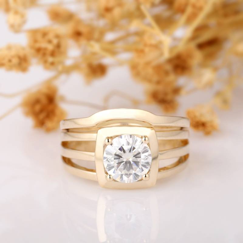 Moissanite Braut Set, Solitär 1 Karat Rundschliff Center Tri Bands Style Solid 14K Gelbgold Wedding Band Ring Set von Esdomera