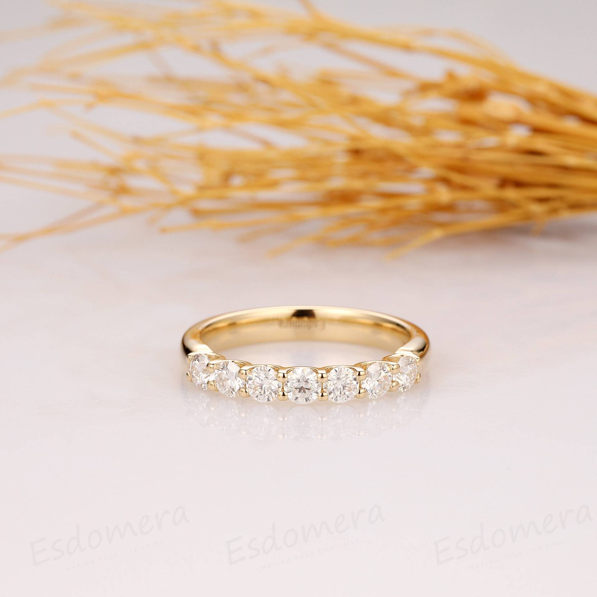 Moissanite Ehering Gelbgold Rundschliff 7 Steine Ehering, Brautring, Jubiläumsring Geschenk, Versprechen Frauenring von Esdomera