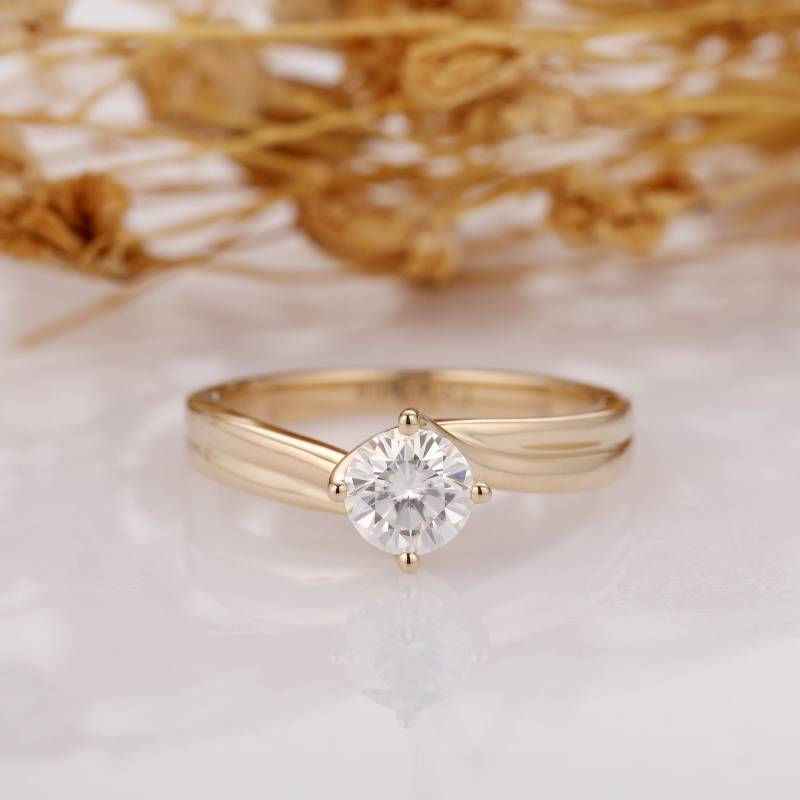 Moissanite Solitär Ring, 4 Zangen Runde Geschnitten 0, 5 Ct Kurve Design 14 K Gelbgold Verlobung Ehering, Versprechen Ring von Esdomera