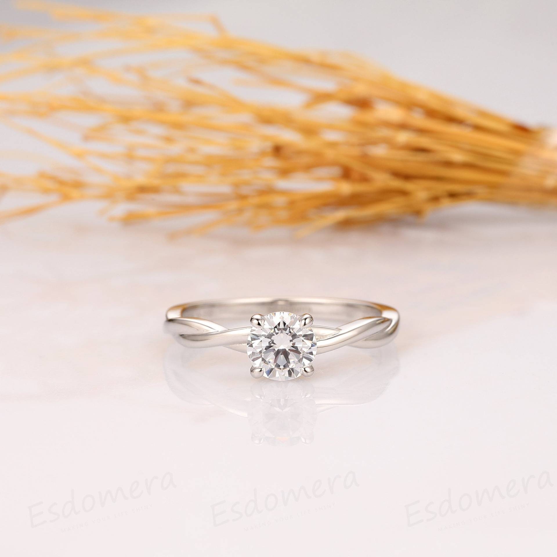 Moissanite Solitärring, Rundschliff 1Ct Verlobungsring, Twist Band, 14K Weißgold Ehering, Jubiläumsring von Esdomera