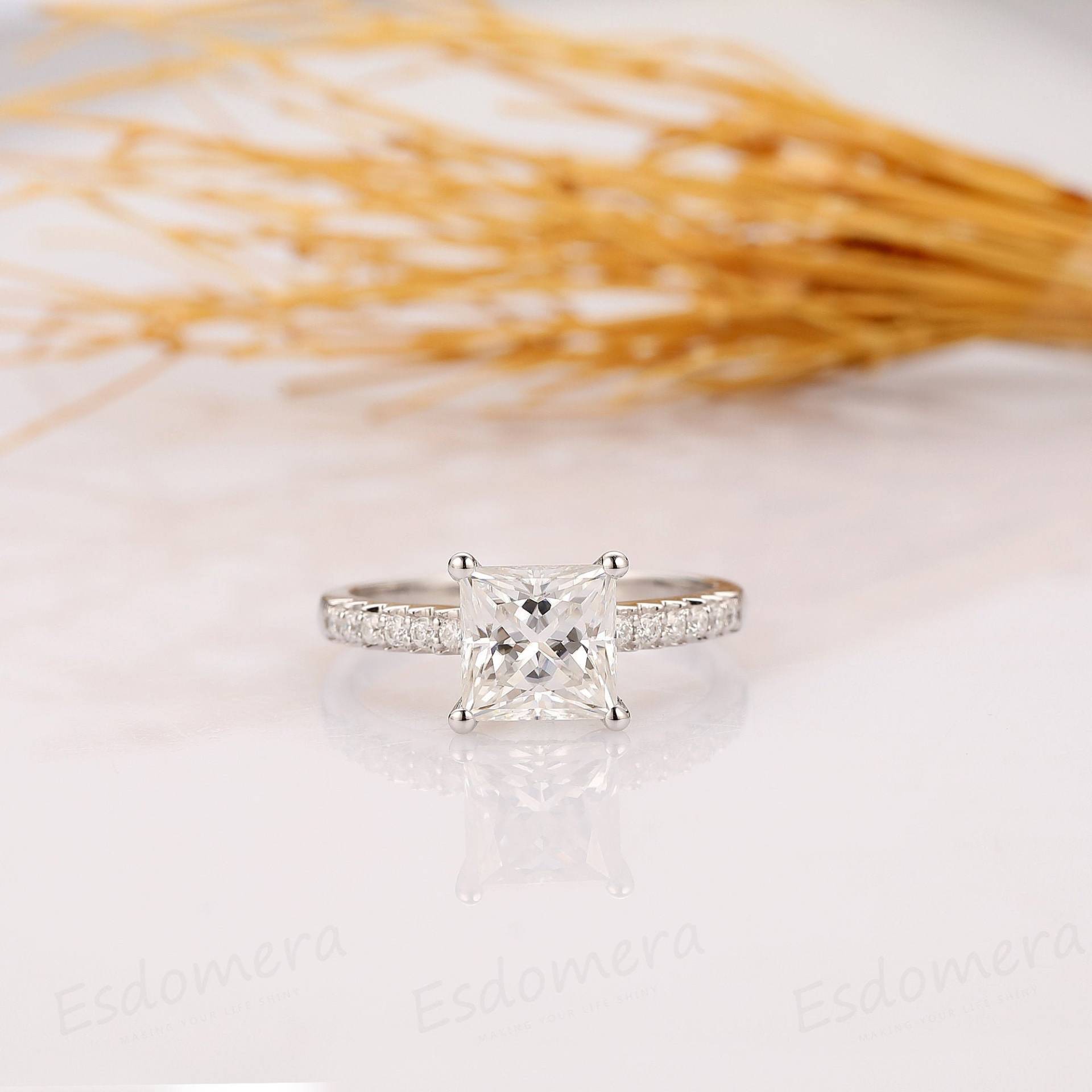 Moissanite Verlobungsring, Princess Cut 2Ct Ring, 14K Weißgold Ehering, Täglicher Versteckter Heiligenschein Jahrestag Ring von Esdomera