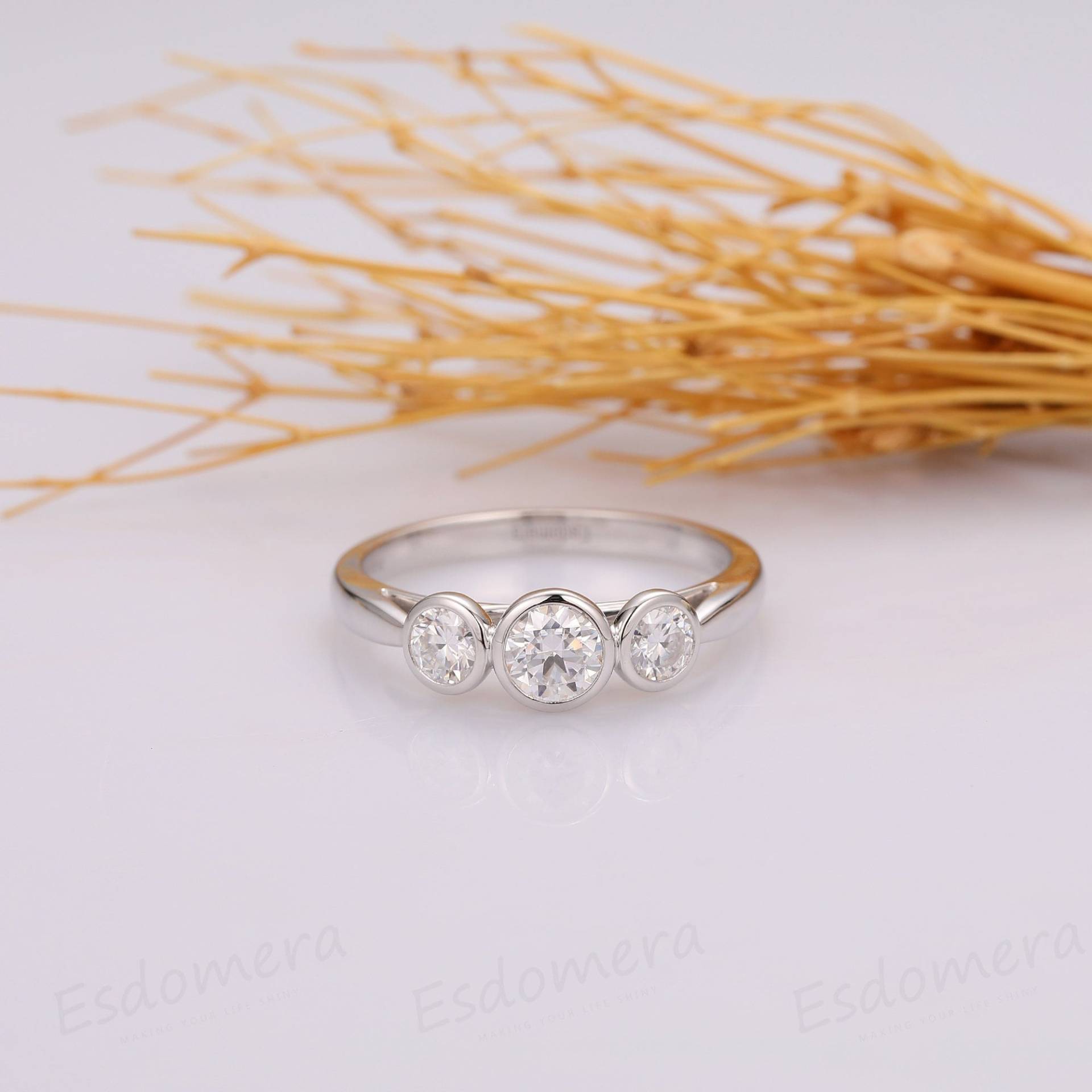 Moissanite Verlobungsring 3 Steine Hochzeit Versprechen Ring, Jubiläumsring Geschenk, Lünette Set 5mm Runder Brautring, Weißgoldring von Esdomera