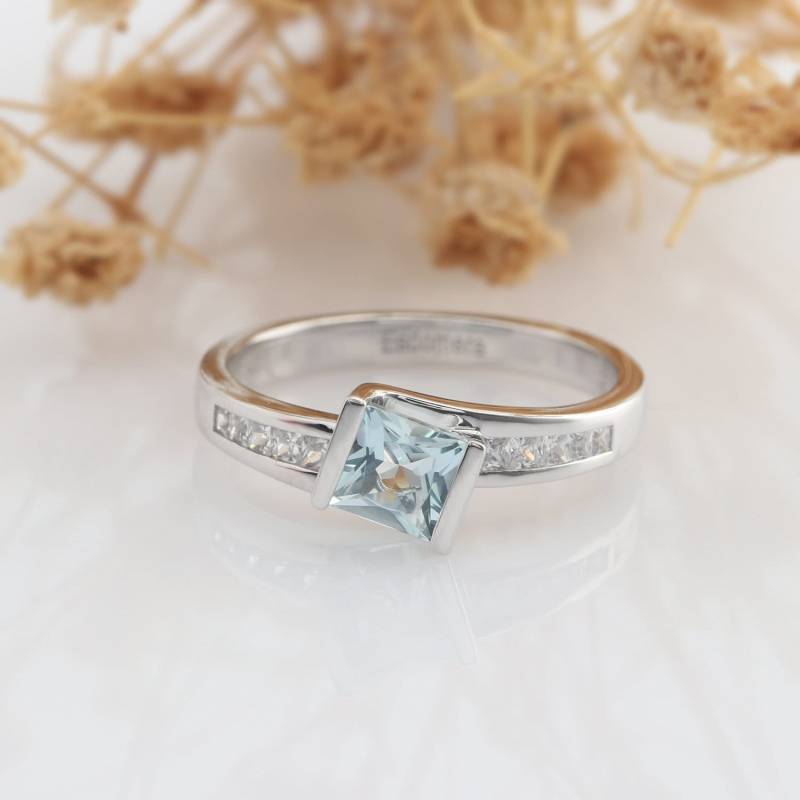 Princess Cut 5 Mm Natürlicher Aquamarin Verlobungsring, Channel Set Edelstein 14K Weißgold Ehering, Blauer Braut Jahrestag Ring von Esdomera