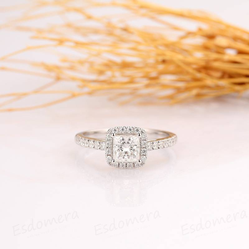 Princess Cut 5mm Moissanit Verlobungsring, 14K Weißgold Jubiläumsring, Halbe Ewigkeit Ehering, Versteckter Heiligenschein Brautring von Esdomera