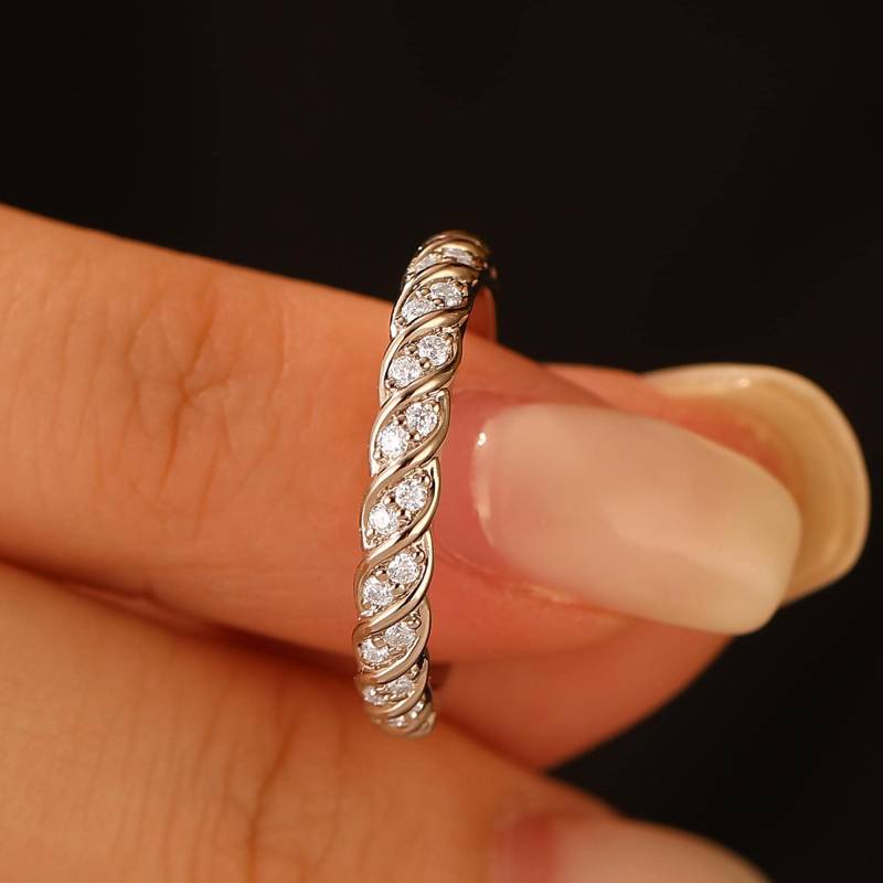 Seil Stil Moissanite Band, Halbe Ewigkeit Ehering, Pave Set Akzent Ring, Weißgold Stack Brautring Band von Esdomera