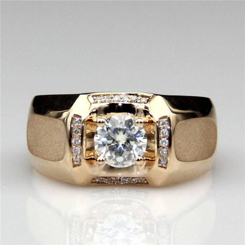 Runde 0.6Ct Esdomera Moissanite Center 4 Prong Breitband Akzente 14K Rose Gold Herren Ehering | Cfr0366-Ms0.6Ct von Esdomera