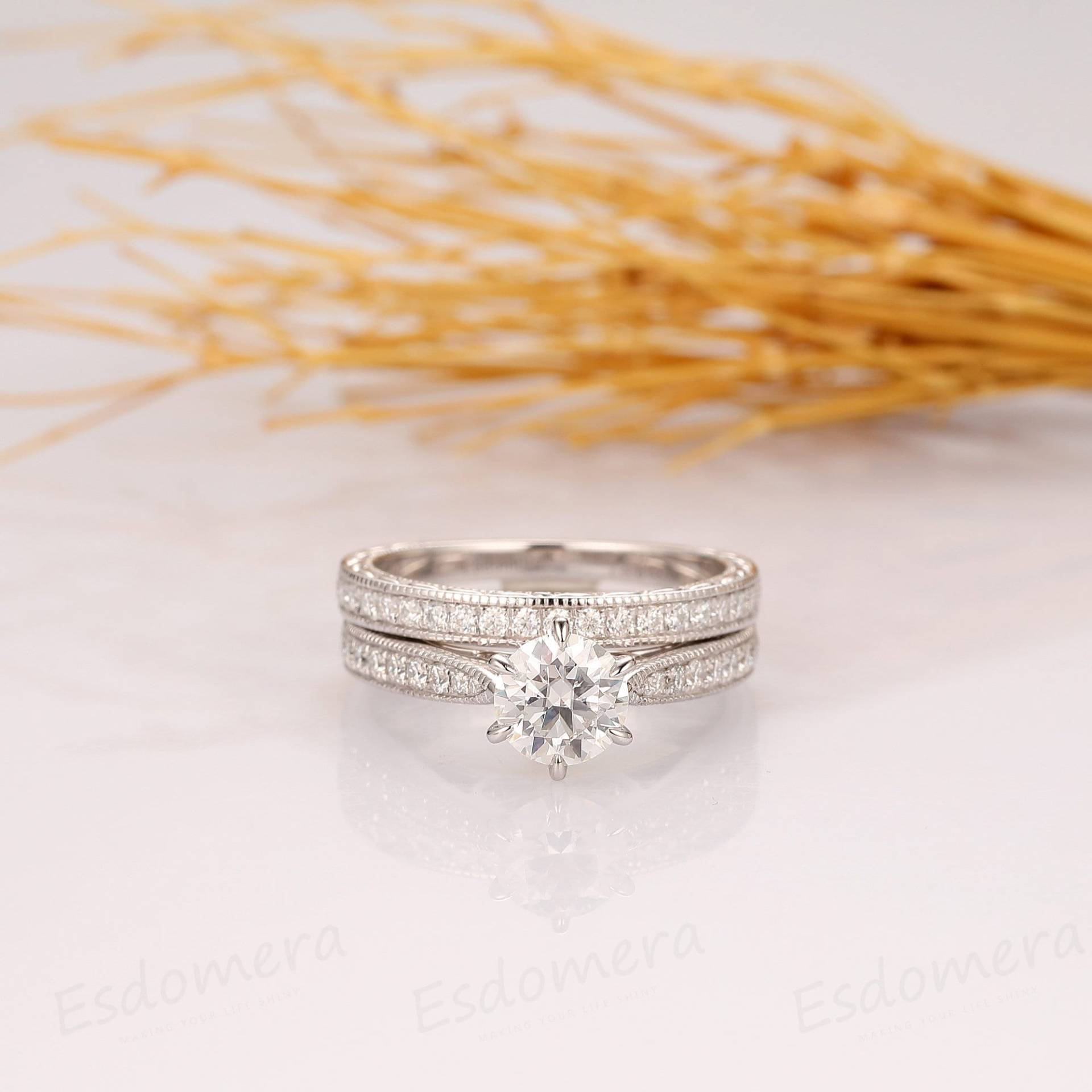 Runder Cut 6mm Moissanite Verlobungsring, Vintage Filigraner Stil Ring, 14K Weißgold Ring Set, Royal Crown Design, Braut Set Für Sie von Esdomera