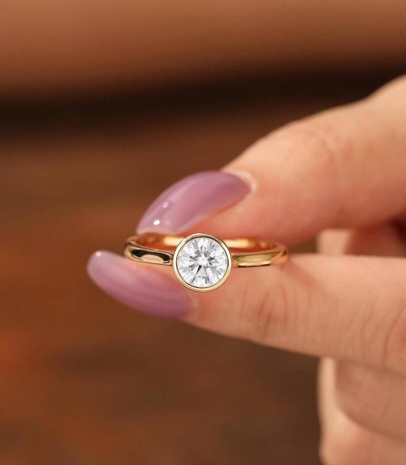 Runder Moissanit Verlobungsring 7, 5mm in Einer Zargenfassung - Brautring Aus 585Er Gelbgold Schlichter Ehering von Esdomera