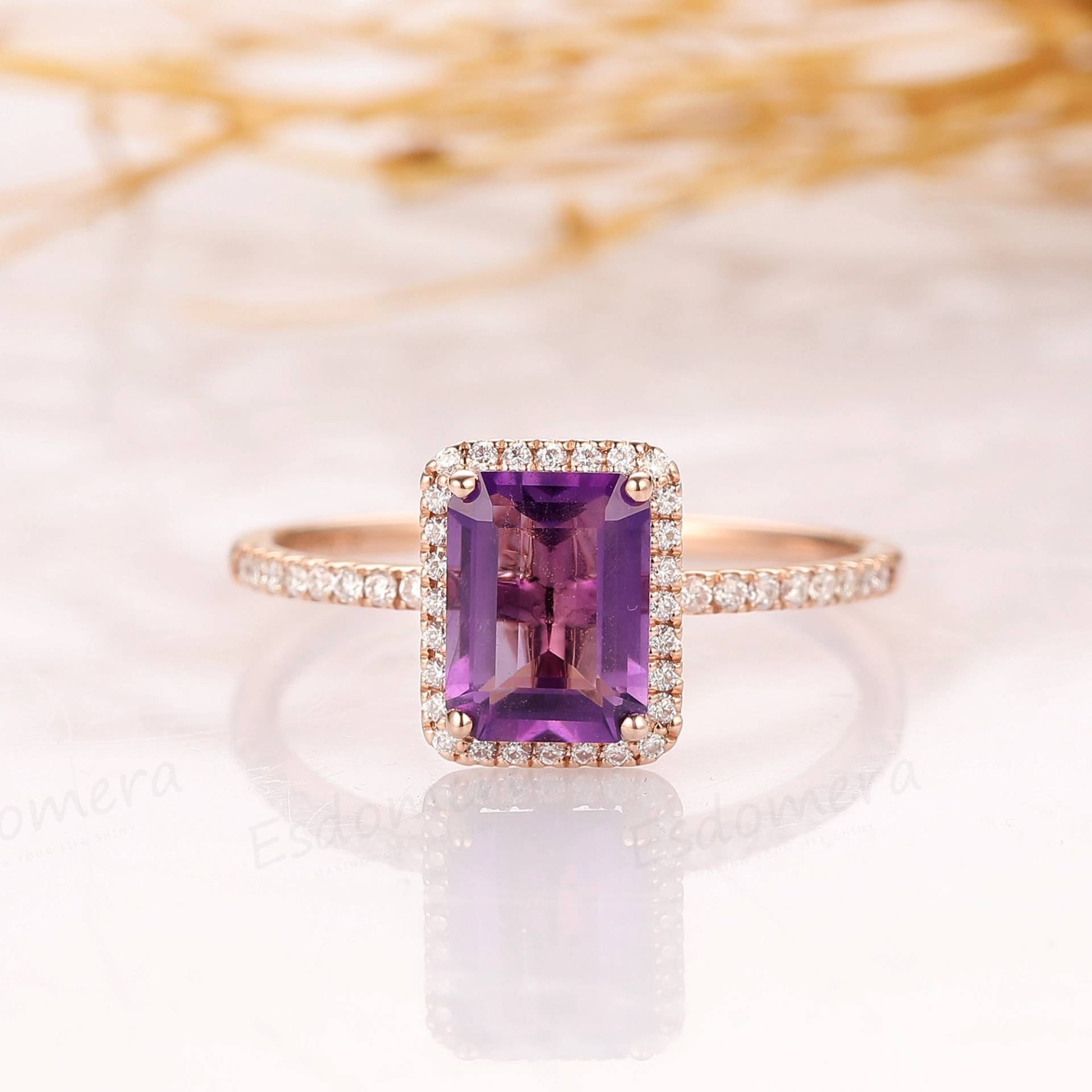 Smaragdschliff Amethyst Ring, 6x8mm Natürlicher Verlobungsring, Edelstein Halo Moissanite Akzente 14K Rose Gold Ring von Esdomera